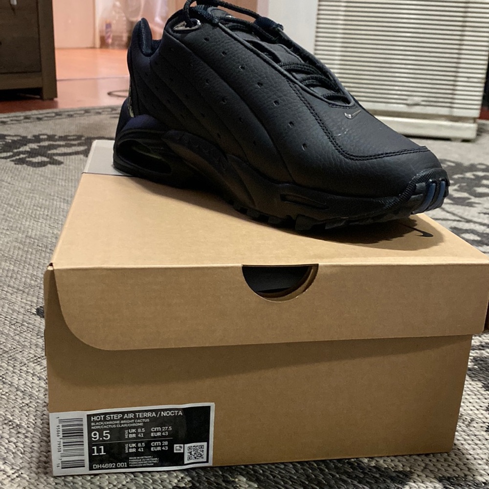 Brand new never worn! Size 9.5 comes with original box!!